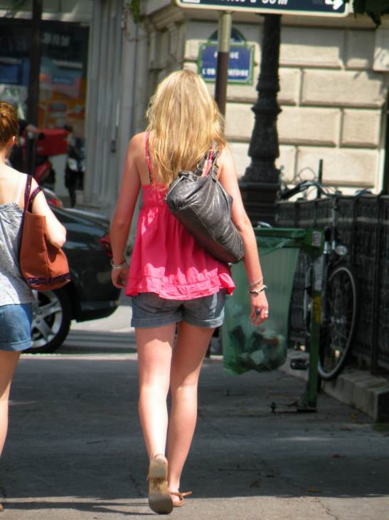 fille blonde en short et épaules nues
